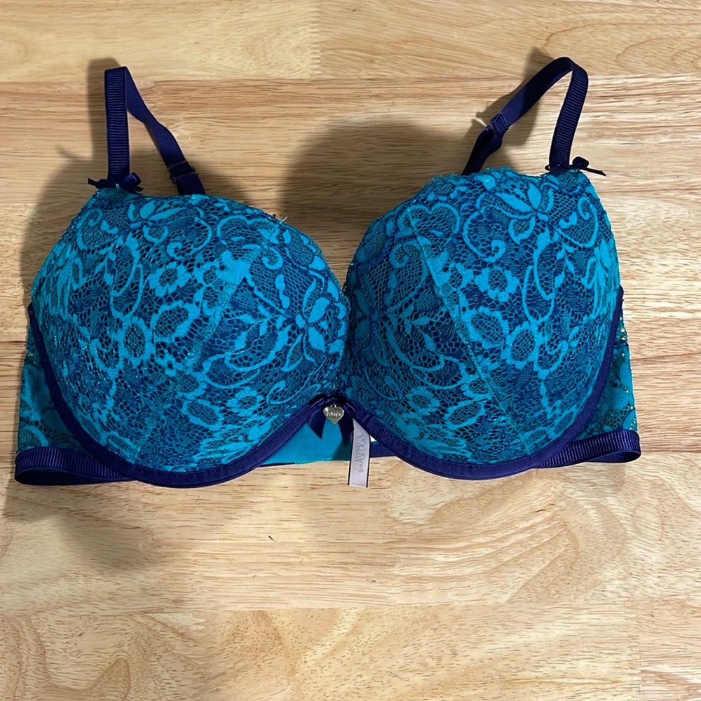 La SENZA vintage 2010 Teal and Navy Lace Bra, new, worn 1 time.